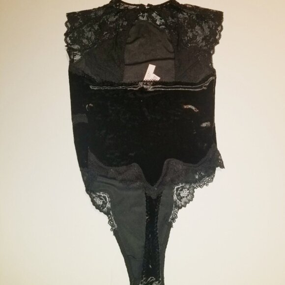 VS M VERY SEXY VELVET TEDDY BODYSUIT LINGERIE HIGH NECK CHANTILLY LACE - Picture 5 of 5